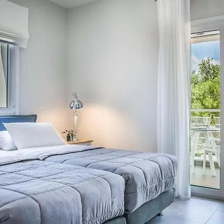 Lourdata Sleeps 5 Pool Air Con Wifi Villa